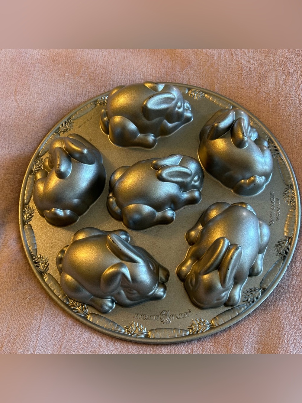 Nordic Ware Bunny Cakelet pan non stick cast aluminum bake pan hood 4.5 cups